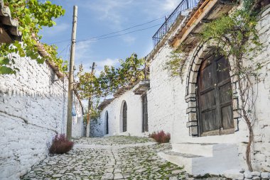 berat Arnavutluk Arnavut kaldırımlı sokakta