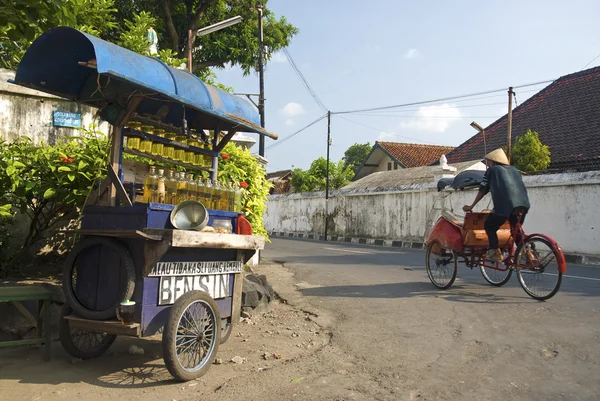 Stand d'essence et taxi cyclo en ville solo indonesia — Photo