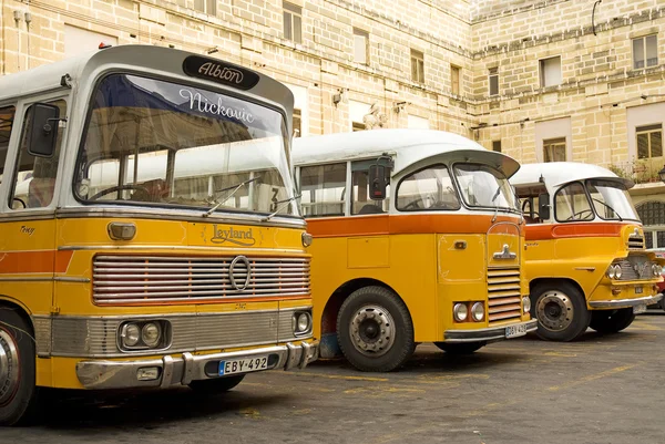 Autocarros britânicos vintage em valetta malta — Fotografia de Stock