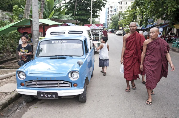 Буддийские монахи на Янгон-стрит Мьянма — стоковое фото