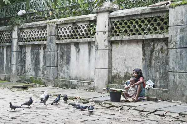 Barn på gatan i yangon myanmar — Stockfoto