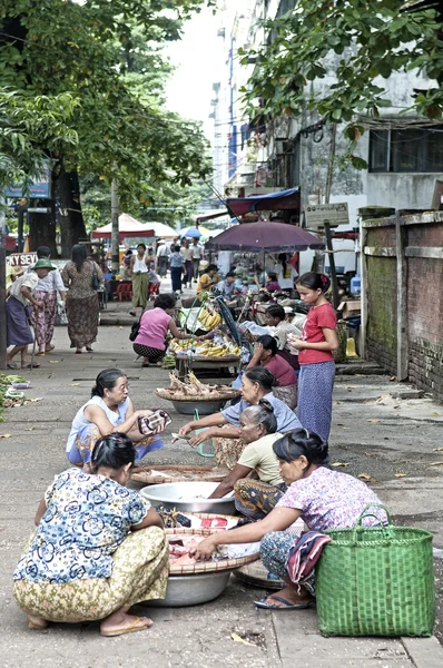 Mercado de rua em Yangon Myanmar — Fotografia de Stock