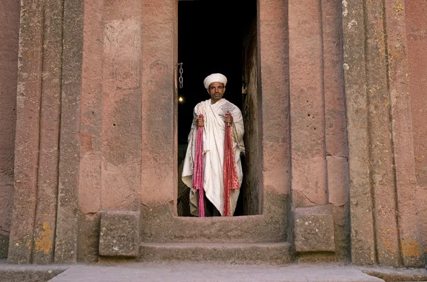 Sacerdote na rocha antiga hewn igrejas de lalibela ethiopia — Fotografia de Stock