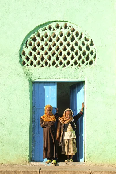 Niños velados por mezquita en etiopía harar — Foto de Stock