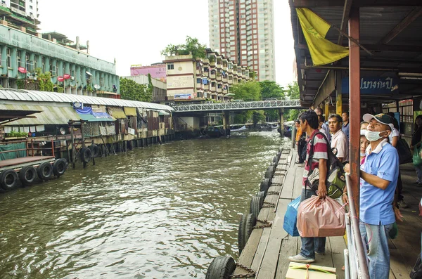 Kanal-Fähre-Stop in Bangkok thailand — Stockfoto