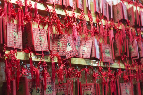 Desejos de sorte no templo chinês — Fotografia de Stock