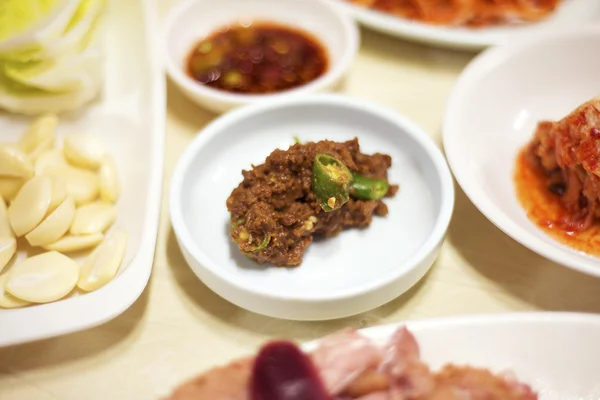 Koreanska sida rätter i seoul restaurang — Stockfoto