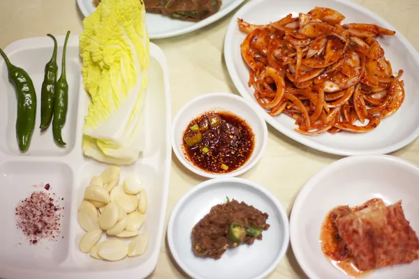 Koreaanse bijgerechten in seoul restaurant — Stockfoto