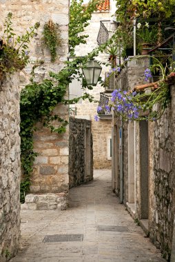 Budva eski şehrin Arnavut kaldırımlı sokakta Karadağ