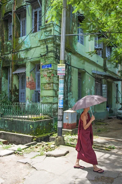Buddhistischer Mönch in Yangon myanmar — Stockfoto