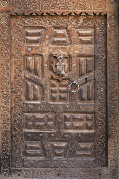 Traditional wooden door in sanaa yemen — Stock Photo, Image