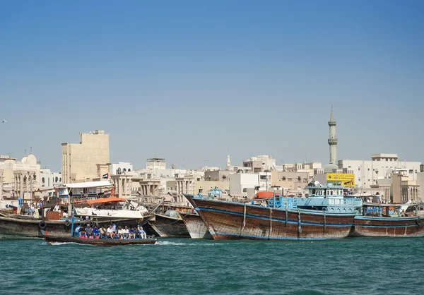 Rybářské lodě v přístavu dubai — Stock fotografie