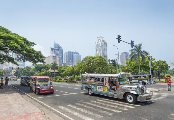 Jeepneys v rizal park manila Filipíny — Stock fotografie