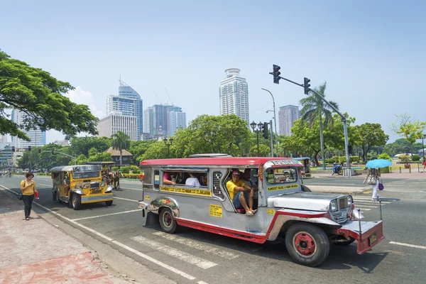 Jeepneys em rizal parque manila filipinas — Fotografia de Stock