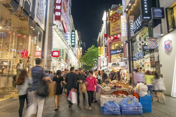 Myeongdong nákupní ulice v Soulu, Jižní korea — Stock fotografie