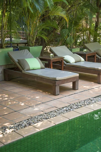 Liegestühle am Pool Detail in tropischen Resort — Stockfoto