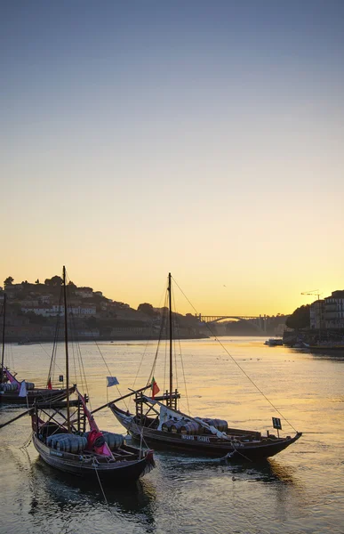 Zona do rio da cidade velha de porto portugal ao pôr do sol — Fotografia de Stock