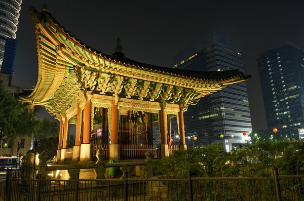 Świątynia w centrum Seulu w Korei Południowej w nocy — Zdjęcie stockowe