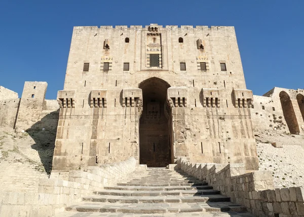 Punkt orientacyjny starożytnej cytadeli Aleppo w Syrii — Zdjęcie stockowe