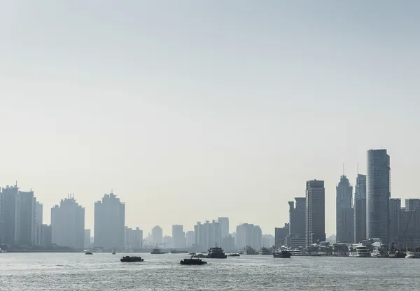 Utsikt över Shanghais flod skyline i Kina — Stockfoto