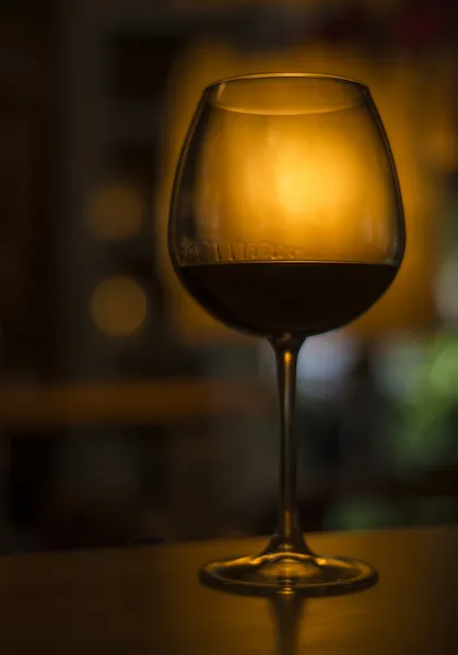 Copo de vinho no interior escuro acolhedor — Fotografia de Stock