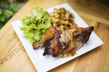 Patatesli kızarmış tavuk.