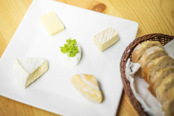 Blandad ostbricka med bröd — Stockfoto