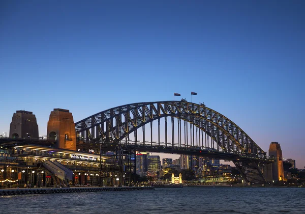 Сиднейский мост гавани в Австралии ночью — стоковое фото