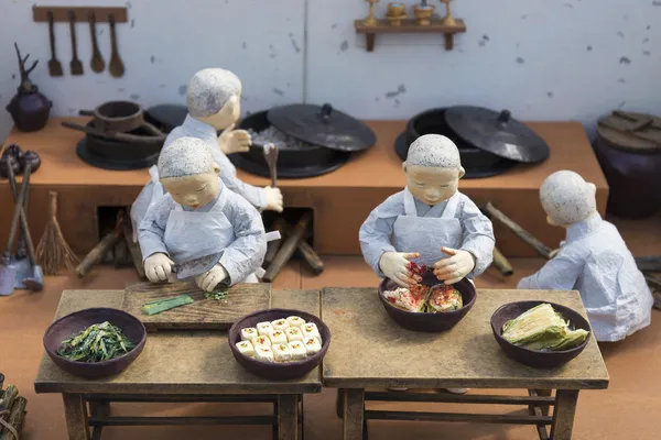 Figures de moine coréen préparant des aliments traditionnels — Photo
