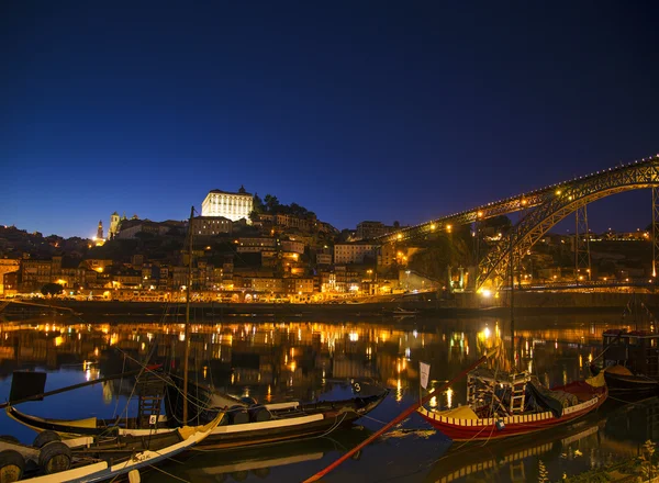 Staré město říční oblasti porto v Portugalsku v noci — Stock fotografie