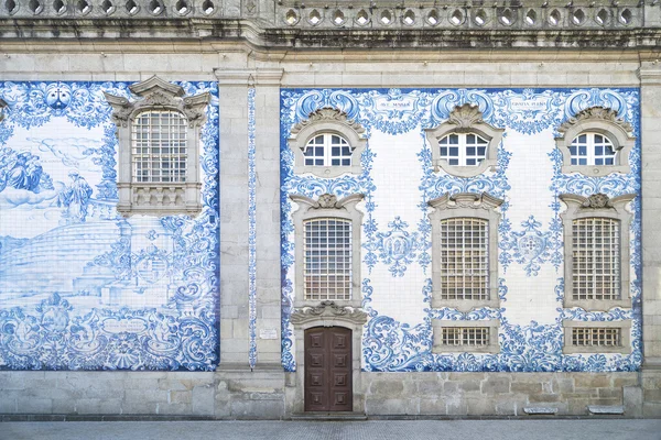 Église carrelée traditionnelle dans le porto central portugais — Photo