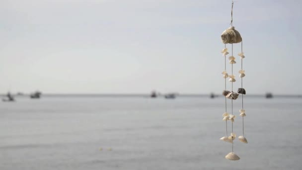 Carillón de viento de concha marina junto al mar — Vídeo de stock