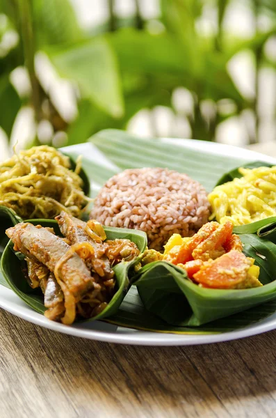 Traditionelles vegetarisches curry mit reis in bali indonesien — Stockfoto