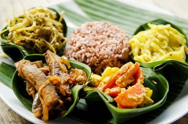 Traditionella vegetarisk curry med ris i bali Indonesien — Stockfoto