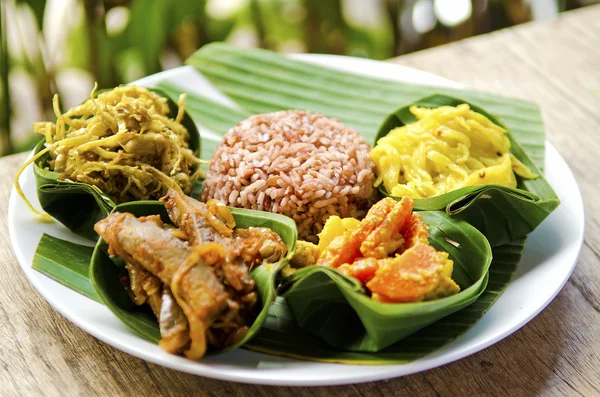 Traditionelles vegetarisches curry mit reis in bali indonesien — Stockfoto