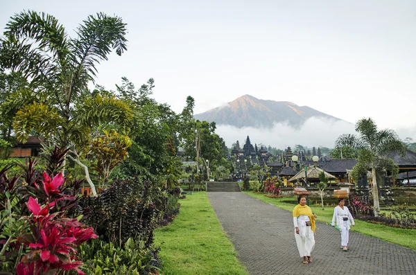 Templo besakih y monte agung vista en bali indonesia — Foto de Stock