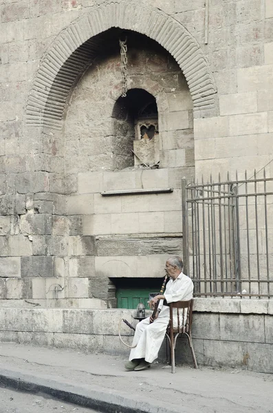 Old man smoking in cairo in egypt — Stock Photo, Image