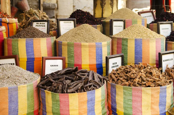 Épices dans le marché de cairo egypte — Photo