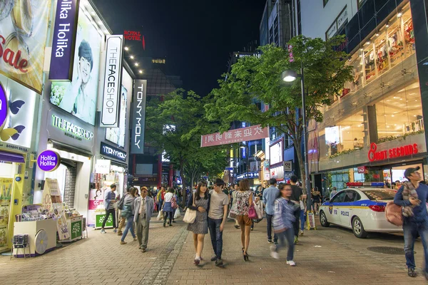 购物街，在中央的韩国首尔的明洞 — 图库照片