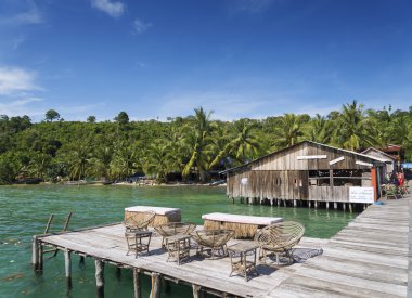 Kamboçya'da koh rong adasının eski ahşap iskele