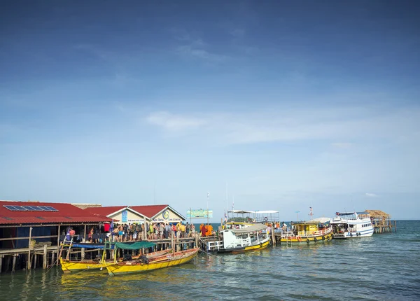 Ferries en koh rong isla muelle en cambodiaferries en koh rong i —  Fotos de Stock