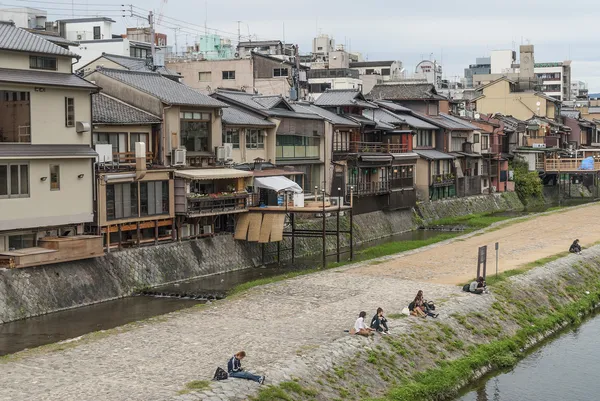 Река и дома в японском Киото — стоковое фото