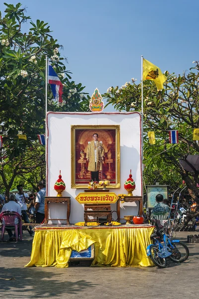 Shrine to the king of thailand in bangkok — Stock Photo, Image