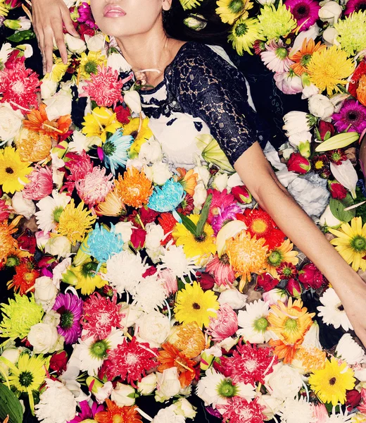 Modelo de moda posando com flores — Fotografia de Stock