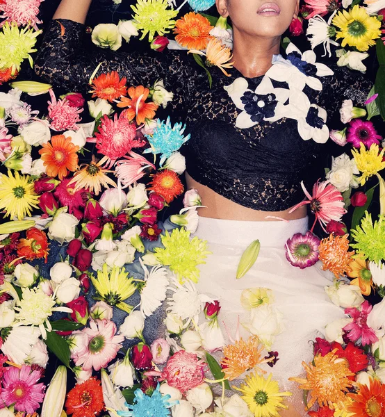 Model posiert mit Blumen — Stockfoto