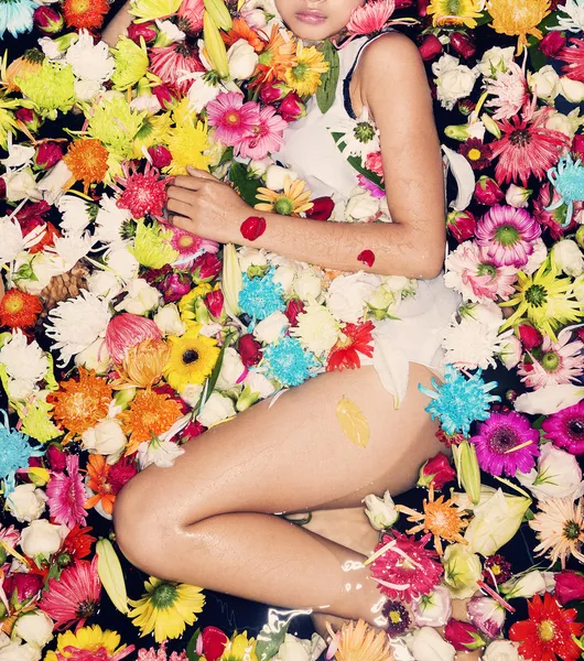 Mannequin posant avec des fleurs — Photo