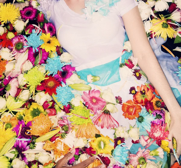 Mannequin posant avec des fleurs — Photo