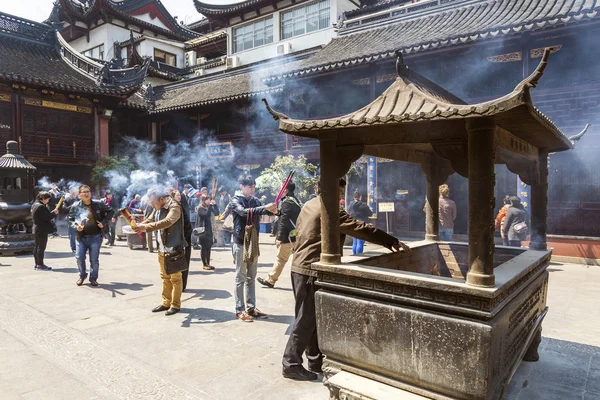 燃烧中的香上海中国寺庙 — 图库照片