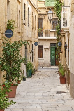 Arnavut kaldırımlı sokakta valetta eski kasaba malta