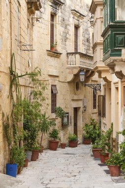 Arnavut kaldırımlı sokakta valetta eski kasaba malta